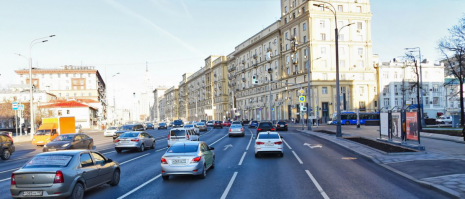 там можно прямо и на право. И там частенько так по крайне правой ездят.