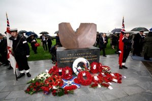 На мемориальной доске в Сен-Назере значится:  более 4000 .