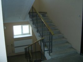мы играли в жмурки, 86г, между 9-7 этажом, человек по 10-ть, и расстояние между перилами побольше чем на картинке... ни одной травмы )))