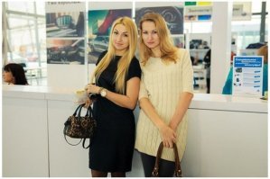 Опа! А что эти две "супермодели" здесь делают среди этой серости?!