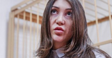 А вот эта в гробу видела все их планы...