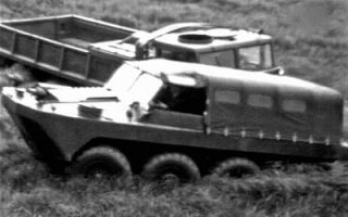 На ГАЗе  эксперименты проводили с такой формулой.
Легкий автомобиль ГАЗ-62Б (8x8) с четырьмя передними управляемыми колесами. 1956 год.
Опытная амфибия ГАЗ-62П с цельнометаллическим корпусом и гребным винтом. 1957 год
