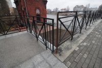 Так ведь в начале статьи еще сказано:

"Глава городского комитета архитектуры и строительства Артур Крупин сообщил, что ... просто экпериментировали. "Где-то поставили одни элементы, где-то   другие. Сейчас будем выбирать и смотреть, что к чему..."