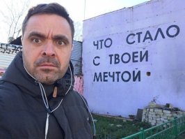 рожа у него такая, будто ему ствол не к затылку, а в ж.о.пу вставили...