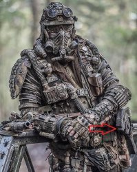 Да уж. Забавные и весьма смертельные (для носителей) концепты. Почти на каждом - разноцветные лампочки! Видимо, для того, чтоб вражеским снайперам проще было работать, а то ведь таких монстров вообще не убить! 
А вот тот, что ниже, дак и вовсе не солдат, а сантехник будущего! Приглядитесь внимательно: разводной ключ - на левом бедре висит, слой грязи соответствующий, граната - для устранения очень сильных засоров, ну и ствол рядом - от крыс канализационных отбиваться.