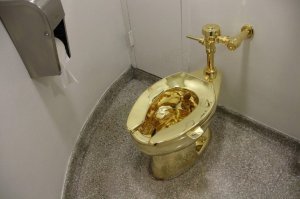 Надо "в Обнимку с Золотым Унитазом" сделать.
P.S. Фотожопом НЕ владею. 
Кстати Профиль Стульчака совпадает с Образом Навального !