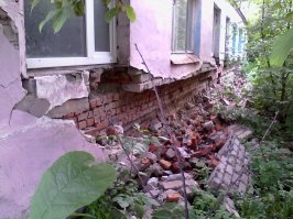 Думаете кто-то просто двигал кирпичи в этой стене?