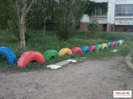 Сделали б уже оградки и прилегающие украшения территории из подручных материалов.. денег ведь мало выделили, надо как-то вертеться.