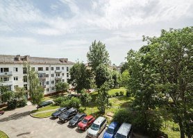 Почти вся наша планета, и места где мы живём - одно большое кладбище. А тараканов очень легко вывести. У меня выбор был куда переехать, в муравейник из плит 12  этажный с лифтами и мусоропроводами, или в хрущёвку 2-х комнатную с маленькой кухней.. я выбрал хрущёвку, потому что с парковкой проблем нет, подъезд чистенький, с балкона вид на лесопарковую зону, солнышко в окно почти весь день светит. Зато есть кладовка, и в подвале выделено что-то типо погреба или склада. И соседи нормальные. Да, нет мусоропровода и лифта с 5 этажа.. зато весь день тихо как в раю и воздух свежий (относительно). И нет хачей.. анклав такой, тупо им квартиры договорились не сдавать, чтоб спальный район, не превратился в очередное гетто..
Вариант не суперский, но лучше чем плотная городская застройка центральных районов.