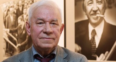 Фото прекрасны. На автопортрете, за спиной, узнал Луиса Альберто Корволана Лепса.