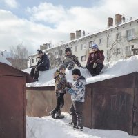 НЕ ВЕРЮ! 
Суть фото: "Пятерых лоботрясов лишили на пару дней интернета. Бедные дети вынуждены играть в мороз на улице, прямо на сегу и лазать по гаражам". Куда смотрит ювенальная полиция?!