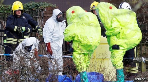Не совсем в тему, но хочу немного встать на защиту этого фото:

Над ним все потешаются: одновременно рядом находятся люди в изолирующих скафандрах, респираторах и защитной одежде и "просто прохожие". Но никто не подумал о том, что "ритуал должен быть исполнен" - существует порядок действий при проведении определённых работ. Этот порядок обязывает совершать вот такие, на первый взгляд, - безумные вещи. Ведь никто не удивляется, увидев на посту у входа в отдел полиции сотрудника в полной боевой, в бронике, с автоматом, с каской и прочими причиндалами? Так и здесь: есть порядок проведения работ, он определяет снаряжение и действия. А то, что рядом бродят незащищённые люди, может говорить только о том, что все УВЕРЕНЫ, что там ничего опасного нет, и что всё это - простая ФОРМАЛЬНОСТЬ, типа учений.
На мой взгляд, эта фотография компрометирует все вопли о БОВ сильнее всего.
ЗЫ Случилось как-то по делам быть на Каширском шоссе 33. Так там на входе стояла охрана в виде двух спецназеров в полной боевой при ПК на сошках. И что?!