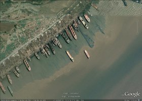 В основном на этом видео корабли идут в свой последний рейс - выбрасываются на берег. Аланг    Берег мертвецов , такое звучное прозвище получило побережье местечка Аланг, что в 50-ти км от Бхавнагара, Индия. Там их и разбирают.