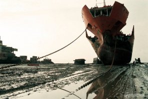 В основном на этом видео корабли идут в свой последний рейс - выбрасываются на берег. Аланг    Берег мертвецов , такое звучное прозвище получило побережье местечка Аланг, что в 50-ти км от Бхавнагара, Индия. Там их и разбирают.