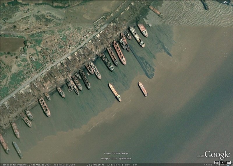 В основном на этом видео корабли идут в свой последний рейс - выбрасываются на берег. Аланг    Берег мертвецов , такое звучное прозвище получило побережье местечка Аланг, что в 50-ти км от Бхавнагара, Индия. Там их и разбирают.