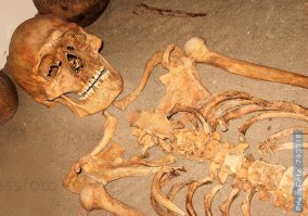 Чё=то подзадрала уже тема, про то как кто-то выглядит 100 лет спустя. Чаще всего вот так: