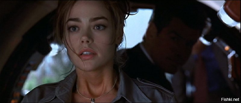 Автор, ты что творишь? С каких пор в фильме  И целого мира мало  (1999) девушку Бонда играет Софи Марсо? А как же Дениз Ричардс? Косяк однако.