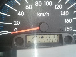 некошерно. ради этого мне пришлось подождать полчасика, но когда я сохранял фото на комп, файл назывался Фото0111.jpg!
