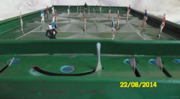 детский футбол - самый распространенный вариант у которого футболисты на пружинке качаются. а у меня был такой, у которого нога футболиста рычажком оттягивалась.