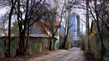 Бред. Могу запилить пост по центр Вильнюса, где от нового, современного проспекта Конституции на 100 метров в сторону и начинается знаменитый "Шанхай". Район с деревенскими хатами, развалюхами, притонами и бомжатниками. Где дороги грунтовые или мощеные камнем, а если и есть где асфальт, то колдобина на выбоене и вся это прелесть в самом центре столицы такой гордой и независимой страны.