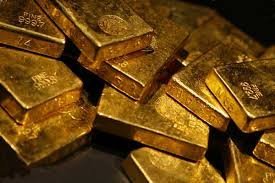 Нет))) Люди не потому ценили золото, серебро , алмазы ........потому что какой то чудик их уговорил меняться на эти бесполезные с бытовой точки зрения металлы и камни.

"Золото - украшение и символ бога-Солнца

 -Напомню от Солнца буквально зависит жизнь человека, не будет Солнца , не будет урожая , нечего будет есть и все умрут))

Люди впервые познакомились с золотом в его самородном виде. Очень редко встречающийся, желтый, блестящий и не тускнеющий "камень", при ударе не раскалывающийся, а только изменяющий форму, изначально приобрел в первобытном обществе огромную символическую, почти божественную ценность.

Благодаря яркому желтому сиянию на солнце - золото становится символом божества-Солнца. Свойство золота не тускнеть со временем (не окисляться) сделало его символом вечной жизни.

Золото - царь металлов, символ богатства и власти
По мере накопления золота и появления социального расслоения в племенах, его обладателями так или иначе становились вожди, - золото становится символом власти. А символы власти надо выставлять напоказ, причем, в самом наилучшем виде! - Появилась необходимость обработки золота. Вот тут то люди и узнали такие его свойства как ковкость и пластичность. Золото становится материалом для изготовления церемониальных украшений. 
В это же время золото начинают использовать при товарном обмене - у золота появляется и очень высокая меновая ценность. По мере роста меновой ценности золота, росло и количество жаждущих его добыть людей.

Вероятно именно золото вывело человечество из каменного века в бронзовый. Подобно тому как из попыток алхимиков создать философский камень в средние века зародилась современная химия и химическая промышленность, так в доисторические времена из попыток извлечь из камня золото была выплавлена первая медь. Постепенно люди научились добывать целую группу легкоплавких металлов. В обиходе человечества появились металлы и золото было поставлено во главе их, как благородный металл! 

С появлением государственности и ростом меновой ценности золота его божественная символика отходит на второй план - золото становится символом власти, могущества и богатства."