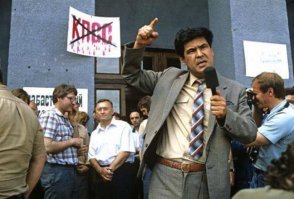 Как можно вообще всерьез рассчитывать на честность и порядочность человека,который сначала поимел все,что можно на разных должностях в КПСС,а потом,как запахло жареным,без тени сомнений отрекся от партийного прошлого и повел нас за собой в светлое рыночное будущее?И из таких политических флюгеров,с партийно- КГБ-ным прошлым и состоит вся современная российская вертикаль власти.
На фото народный депутат РСФСР Тулеев выступает на митинге за запрет КПСС: