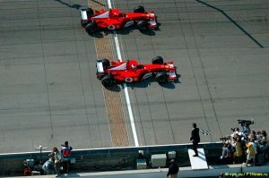 Нет, 6 гонщиков стартовало в Индианаполисе гораздо позже, в 2000-х, но как в 2002-м Шумахер и Барикелло пришли синхронно!