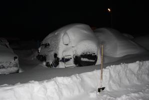 на дальнем востоке нет "опущенцев" как на юге.
там нет смысла иметь легковую, спортивную машину. лето короткое, а зимой не поездить на ней.
вот машина из Петропавловска, мой коллега практически каждое утро вот так откапывает, а если не повезло и поставил чуть не так, то сугробы наметает выше машины.....
да и праворукие "жипы" там стоят дешевле чем у нас леворульные легковушки