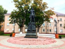 Насчёт бюста я погорячился, конечно. Но в остальном правильно.