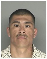 Судя по слезам на его глазах и тому, что это явно фотография после задержания, мальчикам в тюрьме тоже понравится его надпись. :)