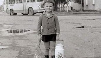 Конечно три литра классический советский эмалированный бидон как на фото. А тут товарищ утверждает, что ему на рупь наливали ажно четыре с половиной...