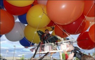 "В 1982 году Ларри Уолтерс, пенсионер из Лос-Анджелеса решил осуществить давнюю мечту   полететь, но не на самолете. Он изобрел собственный способ путешествовать по воздуху. 

Уолтерс привязал к удобному креслу сорок пять метеорологических шаров, наполненных гелием, каждый из которых имел метр в диаметре. Он уселся в кресло, взяв запас бутербродов, пиво и дробовик. По сигналу, его друзья отвязали веревку, удерживавшую кресло. Ларри Уолтерс собирался плавно подняться всего на тридцать метров, однако кресло, как из пушки, взлетело на пять километров.

Соседи обсуждают. Звонить ли 911? Зачем? Человек улетел. Летать не запрещено. Закон не нарушен. Насилия не было. Америка   свободная страна. Хочешь летать   и лети к чертовой матери.

  Часа через четыре диспетчер ближнего аэропорта слышит доклад пилота с заходящего лайнера:

  Да, кстати, парни, вы в курсе, что у вас тут в посадочном эшелоне какой-то му**к летает на садовом стуле?

  Что-что?   переспрашивает диспетчер, галлюцинируя от переутомления.

  Летает, говорю. Вцепился в свой стул. Все-таки аэропорт, я и подумал, мало ли что...

  Командир,   поддает металла диспетчер,   у вас проблемы?

  У меня? Никаких, все нормально.

  Вы не хотите передать управление второму пилоту?

  Зачем?   изумляется командир.   Вас не понял.

  Борт 1419, повторите доклад диспетчеру!

  Я сказал, что у вас в посадочном эшелоне му**к летает на садовом стуле. Мне не мешает. Но ветер, знаете...

Диспетчер врубает громкую трансляцию. У старшего смены квадратные глаза. В начало полосы с воем мчатся пожарные и скорая помощь. Полоса очищена, движение приостановлено: экстренная ситуация. Лайнер садится в штатном режиме. По трапу взбегают фэбээровец и психиатр.

Доклад со следующего борта:

  Да какого еще хрена тут у вас козел на воздушных шариках путь загораживает!., вы вообще за воздухом следите?

В диспетчерской тихая паника. Неизвестный психотропный газ над аэропортом.

  Спокойно, кэптен. А кроме вас, его кто-нибудь видит?

  Мне что, бросить штурвал и идти в салон опрашивать пассажиров, кто из них ослеп?

  Почему вы считаете, что они могут ослепнуть? Какие еще симптомы расстройств вы можете назвать?

  Земля, я ничего не считаю, я просто сказал, что эта гадская птица на веревочках работает воздушным заградителем. А расстройством я могу назвать работу с вашим аэропортом.

Диспетчер трясет головой и выливает на нее стакан воды и, перепутав руки, чашечку кофе: он утерял самоконтроль.

Третий самолет:

  Да, и хочу поделиться с вами тем наблюдением, джентльмены, что удивительно нелепо и одиноко выглядит на этой высоте человек без самолета.

  Вы в каком смысле??!!

  О. И в прямом, и в философском  и в аэродинамическом.

Курилка: Смешная история про путешествие в кресле на воздушных шариках или муд*к летает на садовом стуле
В диспетчерской пахнет крутым первоапрельским розыгрышем, но календарь дату не подтверждает. Четвертый борт леденяще вежлив:

  Земля, докладываю, что только что какой-то парень чуть не влез ко мне в левый двигатель, создав угрозу аварийной ситуации. Не хочу засорять эфир при посадке. По завершении полета обязан составить письменный доклад.

Диспетчер смотрит в воздушное пространство взглядом Горгоны Медузы, убивающей все, что движется.

    И скажите студентам, что если эти идиоты будут праздновать Хэллоуин рядом с посадочной глиссадой, то это добром не кончится!   просит следующий.

  Сколько их?

  А я почем знаю?

  Спокойно, борт. Доложите по порядку. Что вы видите?

  Посадочную полосу вижу хорошо.

  К черту полосу!

  Не понял? В смысле?

  Продолжайте посадку!!

  А я что делаю? Земля, у вас там все в порядке?

  Доложите   вы наблюдаете неопознанный летательный объект?

  А чего тут не опознать-то? Очень даже опознанный.

  Что это?

  Человек.

  Он что, суперйог какой-то, что там летает?

  А я почем знаю, кто он такой.

  Так. По порядку. Г д е вы его видите?

  У ж е не вижу.

  Почему?

  Потому что улетел. -Кто?

  Я.

  Куда?

  Земля, вы с ума сошли? Вы мозги включаете? Я захожу к вам на посадку!

  А человек где?

  Который?

  Который летает!!!

  Это что  вы его запустили? А на хрена? Я не понял!

  Он был?

  Летающий человек? -Да!!!

  Конечно был? Что я, псих.

  А сейчас?

  Мне некогда за ним следить! Откуда я знаю, где он! Напустили черт-те кого в посадочный эшелон и еще требуют следить за ними! Плевать мне, где он сейчас болтается!

  Спокойно, кэптен. Вы можете его описать?

  му**к на садовом стуле!

  А почему он летает?

  А потому что он му**к! Вот поймайте и спросите, почему он, тля, летает!

  Что его в воздухе-то держит?   в отчаяньи надрывается диспетчер.   Какая етицкая сила? Какое летательное средство??? Не может же он на стуле летать!!!

  Так у него к стулу шарики привязаны.

Далее следует непереводимая игра слов, ибо диспетчер понял, что воздухоплаватель привязал яйца к стулу, и требует объяснить ему причину подъемной силы этого сексомазахизма.

  Его что, Господь в воздухе за яйца держит, что ли?!

  Сэр, я придерживаюсь традиционной сексуальной ориентации, и не совсем вас понимаю, сэр,   политкорректно отвечает борт.   Он привязал к стулу воздушные шарики, сэр. Видимо, они надуты легким газом.

  Откуда у него шарики?

  Это вы мне?

  Простите, кэптен. Мы просто хотим проверить. Вы можете его описать?

  Ну, парень. Нестарый мужчина. В шортах и рубашке.

  Так. Он белый или черный?

  Он синий.

  Кэптен? Что значит   синий?...

  Вы знаете, какая тут температура за бортом? Попробуйте сами полетать без самолета.

Этот радиообмен в сумасшедшем доме идет в ритме рэпа. Воздушное движение интенсивное. Диспетчер просит таблетку от шизофрении. Прилетные рейсы адресуют на запасные аэропорты. Вылеты задерживаются.

  На радарах   ничего! Человек маленький и нежелезный, шарики маленькие и резиновые.

Связываются с авиабазой. Объясняют и клянутся: врач в трубку подтверждает.

Поднимают истребитель.

  Наш воздухоплаватель в преисподней над бездной, в прострации от ужаса, околевший и задубевший, судорожно дыша ледяным разреженным воздухом, предсмертным взором пропускает рядом ревущие на снижении лайнеры. Он слипся и смерзся воедино со своим крошечным креслицем, его качает и таскает, и сознание закуклилось.

Очередной рев раскатывается громче и рядом   в ста метрах пролетает истребитель. Голова летчика в просторном фонаре с любопытством вертится в его сторону. Вдали истребитель закладывает разворот, и на обратном пролете пилот крутит пальцем у виска.

Этого наш бывший летчик-курсант стерпеть не может, зрительный центр в мерзлом мозгу передает команду на впрыск адреналина, сердце толкает кровь,   и он показывает пилоту средний палец.

  Живой,   неодобрительно докладывает истребитель на базу.

Ну. Поднимают полицейский вертолет.

А вечереет  Темнеет! Холодает. И вечерним бризом, согласно законам метеорологии, шары медленно сносит к морю. Он дрейфует уже над берегом.

Из вертолета орут и машут! За шумом, разумеется, ничего не слышно. Сверху пытаются подцепить его крюком на тросе, но мощная струя от винта сдувает шары в сторону, креслице болтается враскачку, как бы не вывалился!...

И спасательная операция завершается по его собственному рецепту, что в чем-то обидно  Вертолет возвращается со снайпером, слепит со ста метров прожектором, и снайпер простреливает верхний зонд. И второй. Смотрят с сомнением  Снижается?

Внизу уже болтаются все береговые катера. Вольная публика на произвольных плавсредствах наслаждается зрелищем и мешает береговой охране. Головы задраны, и кто-то уже упал в воду.

Третий шарик с треском лопается, и снижение грозди делается явным.

На пятом простреленном шаре наш парень с чмоком и брызгами шлепается в волны.

Но веревки, на которых висели сдутые шары, запутались в высоковольтных проводах, что вызвало короткое замыкание. Целый район Лонг-Бич остался без электричества.

Фары светят, буруны белеют, катера мчатся! Его вытраливают из воды и начинают отдирать от стула.

Врач щупает пульс на шее, смотрит в зрачки, сует в нос нашатырь, колет кофеин с глюкозой и релаксанты в вену. Как только врач отворачивается, пострадавшему вливают стакан виски в глотку, трут уши, бьют по морде  и лишь тогда силами четырех матросов разжимают пальцы и расплетают ноги, закрученные винтом вокруг ножек стула.

Под пыткой он начал приходить в себя, в смысле массаж. Самостоятельно стучит зубами. Улыбается, когда в каменные от судороги мышцы вгоняют булавки. И наконец произносит первое матерное слово. То есть жизнь налаживается.

И когда на набережной его перегружают в  скорую , и фотовспышки прессы слепят толпу, пронырливой корреспондентке удается просунуть микрофон между санитаров и крикнуть:

  Скажите, зачем вы все-таки это все сделали?

Он ответил:  Ну нельзя же все время сидеть без дела ."