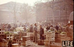 При чтении поста явно слышится хруст французской булки...
Судя по разным текстам, сёстры расстались в 1917-18 годах, а встретились спустя 40 лет, то есть в примерно в 1957-58 годах. Париж в это время большей частью представлял собой довольно непритязательное зрелище (за исключением небольшого числа фешенебельных районов и центра города). Что могла рассказывать мяснику Изабелла про райскую жизнь в Париже? Только сказания о беспечной жизни очень узкого слоя зажиточных буржуа и богемы. Сам факт её реэмиграции в "нищий" СССР красноречиво говорит о прелестях жизни в Парижах. Ниже - работы парижских фотографов 1957 года. Парадиз под вальсы Шуберта.