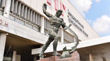 Была еще четвертая из этой серии:
Скульптура работы Вучетича в 1957 году стала подарком Советского Союза правительству США в знак дружбы, и по сей день один из символов мира находится у штаб-квартиры ООН в Нью-Йорке. Мускулистый пахарь тяжелым молотом перековывает оружие в мирный плуг