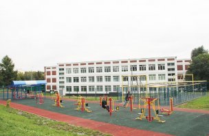 Сейчас таких и не делают
Вот на чем мое детство проходило. Справа сине-желтая конструкция
