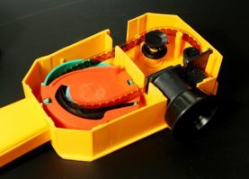 Такая камера была (или что-то похожее) , можно было фрагменты мультфильмов смотреть , у меня "Ну погоди " было.