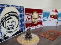 Культ личности - его портреты  от поклонников