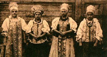 Чернение зубов в России
Согласно этнографическим данным, на Руси обычай у женщин чернить зубы был известен, по меньшей мере, со времён царя Алексея Михайловича[4] (при этом известно о существовании подобной моды и в Западной Европе XVI XVII вв.   в частности, в Англии, Италии, Франции[5]). Среди зажиточных слоёв населения (дворян, купцов, богатых крестьян) данная мода продержалась до конца XVIII   начала XIX веков (о чём имеются свидетельства, в частности, Александра Радищева[6] и Михаила Салтыкова-Щедрина[7]), а в качестве своеобразного рудимента в некоторых местностях России   до начала XX столетия (как, например, у отдельных казанских татарок[8] или олонецких карелок[9]).

В литературе даются различные объяснения этому довольно странному, на современный взгляд, обычаю. По одной из версий, русские, не получавшие в условиях сравнительно холодного климата должного количества витаминов и кальция, изначально имели не вполне белые зубы; чтобы этот недостаток скрыть, модницы использовали особые белила для зубов на основе ртути, которая ещё более разрушала зубную эмаль и приводила только к почернению зубов. Поэтому, чтобы разница между повреждёнными и здоровыми зубами не бросалась в глаза, стали чернить и те, и другие[4]. Согласно другому толкованию, чёрные зубы вошли в моду, поскольку являлись косвенным показателем достатка: известно, что частое употребление в пищу сахара может спровоцировать развитие кариеса, являющегося причиной почернения зубов; сахар же на Руси был весьма дорог, позволить себе его могли только довольно обеспеченные люди, поэтому чёрные зубы символизировали достаток их обладателя[5].