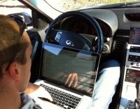 Это такая влажная мечта о том, что "буду программистом - буду работать на гавайах под пальмой с ноутбуком". Хрена с два. 
Давайте с простого и понятного начнём. Не существует экранов, которые нормально показывают на ярком солнце. Вы слышите? Не существует таких. Будет адски бликовать и нихрена не будет видно. Все экраны в посте - это фотошоп, где текст натянут на картинку. Чуть ниже чувак расположил реальную фотку с IDE и кодом:



Ну что, видно? Хорошо видно мелкие буквочки?

Дальше. На маленьком мониторе работать - это ад и израиль. Тем более, он один. Нихрена не помещается и приходится постоянно заниматься скроллом текста и переключением окон.

Маленькая неудобная клавиатура. Это ужас для тех, кто привык печатать вслепую на полноразмерной клаве. То же самое относится к тачпаду. Хоть и хвалят тач макбука, но он ни в какое сравнение не идёт по удобству с нормальной полноразмерной мышкой.

Ну и самое главное. Отвлекающие факторы. Для того, чтобы только начать работать над кодом, нужно в него погрузиться. Загрузить все факторы в голову. Это занимает от 15 минут до часа, что зависит от сложности проекта и других факторов. При этом НИЧЕГО И НИКАК не должно отвлекать. Никакие неудобства, никакие посторонние звуки, никакие мессенджеры. Если отвлёкся, начинай сначала.
Вот поэтому программеры любят закрытые тихие помещения и хорошее оборудование.
Именно поэтому я вообще не представляю сколь-нибудь продуктивную разработку на ноуте в открытом пространстве и не дай бог ещё кафе