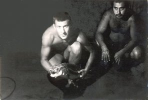 Конечно, морской леопард выглядит страшновато, но каспийский тюлень напугал меня не меньше.
Работал я судовым радистом на Каспии в середине 70 х. На ночь стали на якорь у одного из островов Бакинского архипелага. За день корпус судна сильно нагревался и в каюте было жарковато. Море было спокойным и решил я немного поплавать. Спустился с кормы в тёплую, прозрачную воду и тихонько поплыл. Освещённое огнями судно уже было далековато, а впереди - чёрное небо сливалось с чёрной водой. Вдруг прямо передо мной с шумом появляется МОРДА с вытаращенными глазами. До неё можно было рукой дотянуться. Солёность Каспия в этот момент немного повысилась. Потом до тюленя дошло, что я не его подруга и он, шумно вдохнув, нырнул. 
  Днём я частенько подплывал к спящим тюленям и они подпускали меня на 15 - 20 метров. Потом они меня замечали, даже при попытке поднырнуть к ним, и уплывали. Опасны они бывают только в брачный период, когда могут напасть и на людей.
А это я с моим другом по имени Гюльбала ("Маленький Цветок" азерб.) ночью рыбачим.