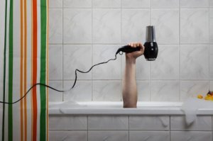 А еще можно принимать ванну и убирать пыль с потолка.