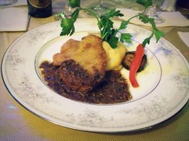 ясен пень недорого, мне его блюда напоминают советскую столовую, где весь обед "от пуза" рубль стоил )))))))