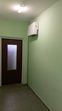 Сейчас во многих подъездах батареи под потолком. По задумке пожарников, что бы люди на них в дыму не натыкались. Хотя под окнами батареи всё равно внизу.