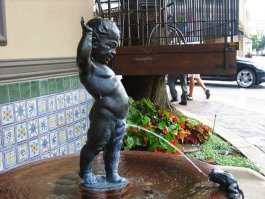 Вообще похер.
Я каждый месяц становлюсь богаче, все просто, у меня каждый месяц остается приличная сумма, в конце года вбиваю в недвижку.
Скачет, не скачет, доллар, евро, да хоть тугрик, вообще покуй