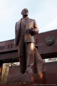 памятники не сносят, потому что на них всем пофигу. Кстати забавный случай. Памятник Ленину после переезда на Молдэкспо, стоит на против павильона в котором был огромный магазин(где-то в середине 90-х). В этом магазине торговали исключительно европейскими товарами. Многие смеялись, мол Ленин попрошайничает у запада.