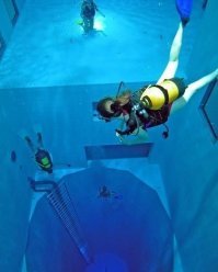 В Италии, в городке Montegrotto Therme, что недалеко от Венеции, находится такой же бассейн, только глубиной 40 метров и наполненный термальной водой. Называется Y-40. Он самый глубокий в мире.
Только ни в Бельгии, ни в Италии без дайверского сертификата вам не дадут погрузиться ниже 12-15 метров.