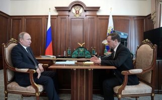 Завтра отчитается.
...Тем не менее по итогам за 2017 год я собираюсь доложить коллегам-депутатам о том, что в целом ситуация в экономике абсолютно стабильная, макроэкономические показатели находятся на должном уровне, они стремятся к тем установкам, которые были обозначены Президентом....