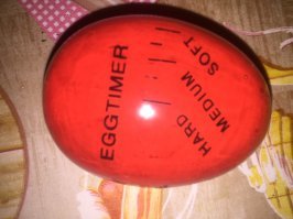 У меня тоже есть секрет )   Купил такой вот индикатор готовности яиц. Из Китая естественно. Кладешь его в месте с яйцами вариться и видишь стадии готовности.  Работает )))