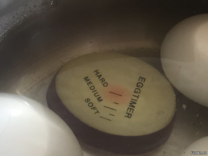 У меня тоже есть секрет )   Купил такой вот индикатор готовности яиц. Из Китая естественно. Кладешь его в месте с яйцами вариться и видишь стадии готовности.  Работает )))