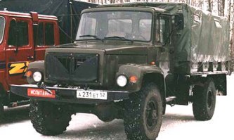 Между прочим классическое расположение (спереди)двигателя сыграло немаловажную роль в проходимости этого трудяги. Когда на его смену выпустили Шишигу -компактность и проходимость машины радовало всех,(кроме водителя,которому приходилось переключать передачу чуть ли не за спиной.) А в 90 годы,на смену ГАЗ-66 выпустили САДКО (3308)собственно ту же Шишигу ,но с стандартной кабиной ,не от хорошей жизни,правда. Так вот,сами конструкторы удивились,что проходимость у Садко стала лучше.